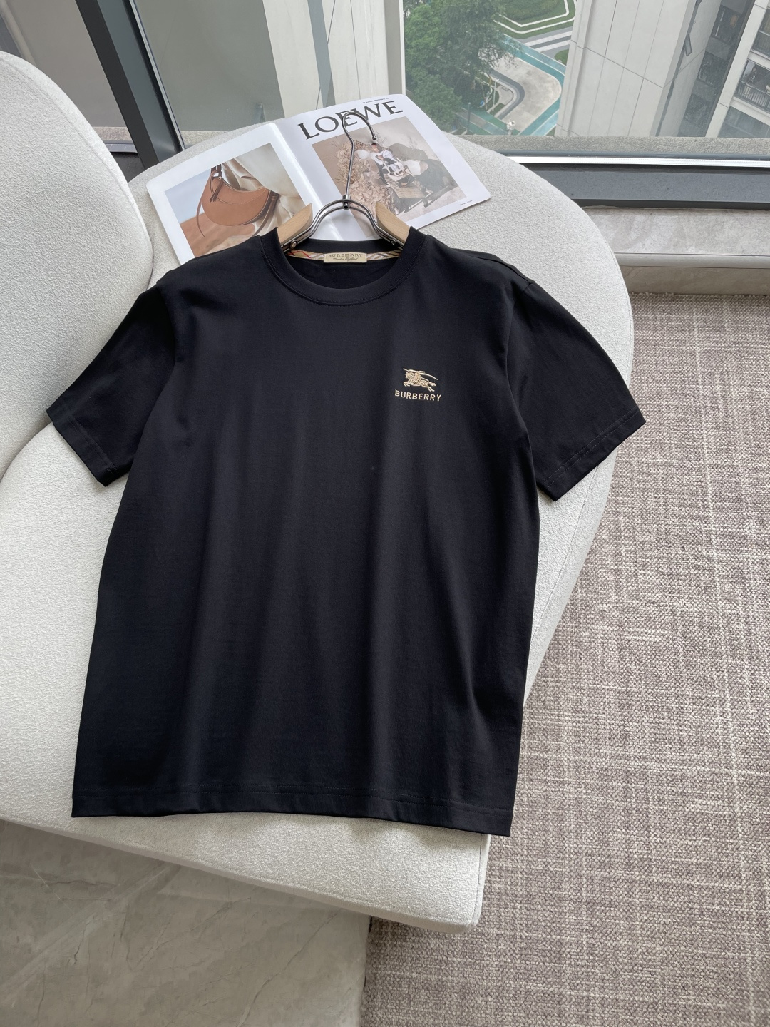 NO:946732,Bur 2026 spring and summer new style debut counter latest short-sleeved round neck T-shirt high-end custom design avant-garde fashion!  The brand logo is designed with heavy craftsmanship. High-end customized long-staple cotton fabric. Soft to the touch. Comfortable to wear. Exquisite stitching at the counter level. Fine workmanship. The upper body effect is incomparably handsome!  A must-have item for a stylish man!  Color Black White Size M-3XL,,burberry,T-shirt,tees,t-shirt,19860909Bur 2026春夏新款首发专柜最新款短袖圆领T恤 高端订制 设计前卫时尚！品牌logo重工艺设计 高端定制长绒棉面料.手感柔软.穿着舒适.专柜级别精致车线.做工精细.上身效果无敌帅气！型男必备单品！ 颜色黑色 白色 码数M-3XL,,burberry,T-shirt,tees，t-shirt,,Men's clothing