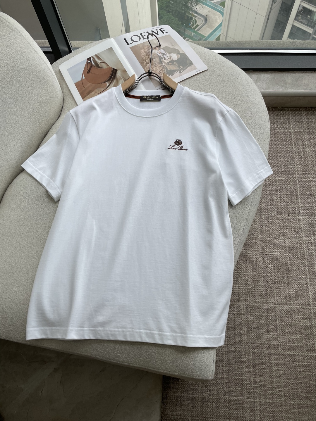 NO:946742,Lp 1966 spring and summer new style debut counter latest short-sleeved round neck T-shirt high-end custom design avant-garde fashion!  The brand logo is designed with heavy craftsmanship. High-end customized long-staple cotton fabric. Soft to the touch. Comfortable to wear. Exquisite stitching at the counter level. Fine workmanship. The upper body effect is incomparably handsome!  A must-have item for a stylish man!  Color Black White Size M-3XL,,loro piana,T-shirt,tees,t-shirt,19860909Lp 1966春夏新款首发专柜最新款短袖圆领T恤 高端订制 设计前卫时尚！品牌logo重工艺设计 高端定制长绒棉面料.手感柔软.穿着舒适.专柜级别精致车线.做工精细.上身效果无敌帅气！型男必备单品！ 颜色黑色 白色 码数M-3XL,,loro piana,T-shirt,tees，t-shirt,,Men's clothing