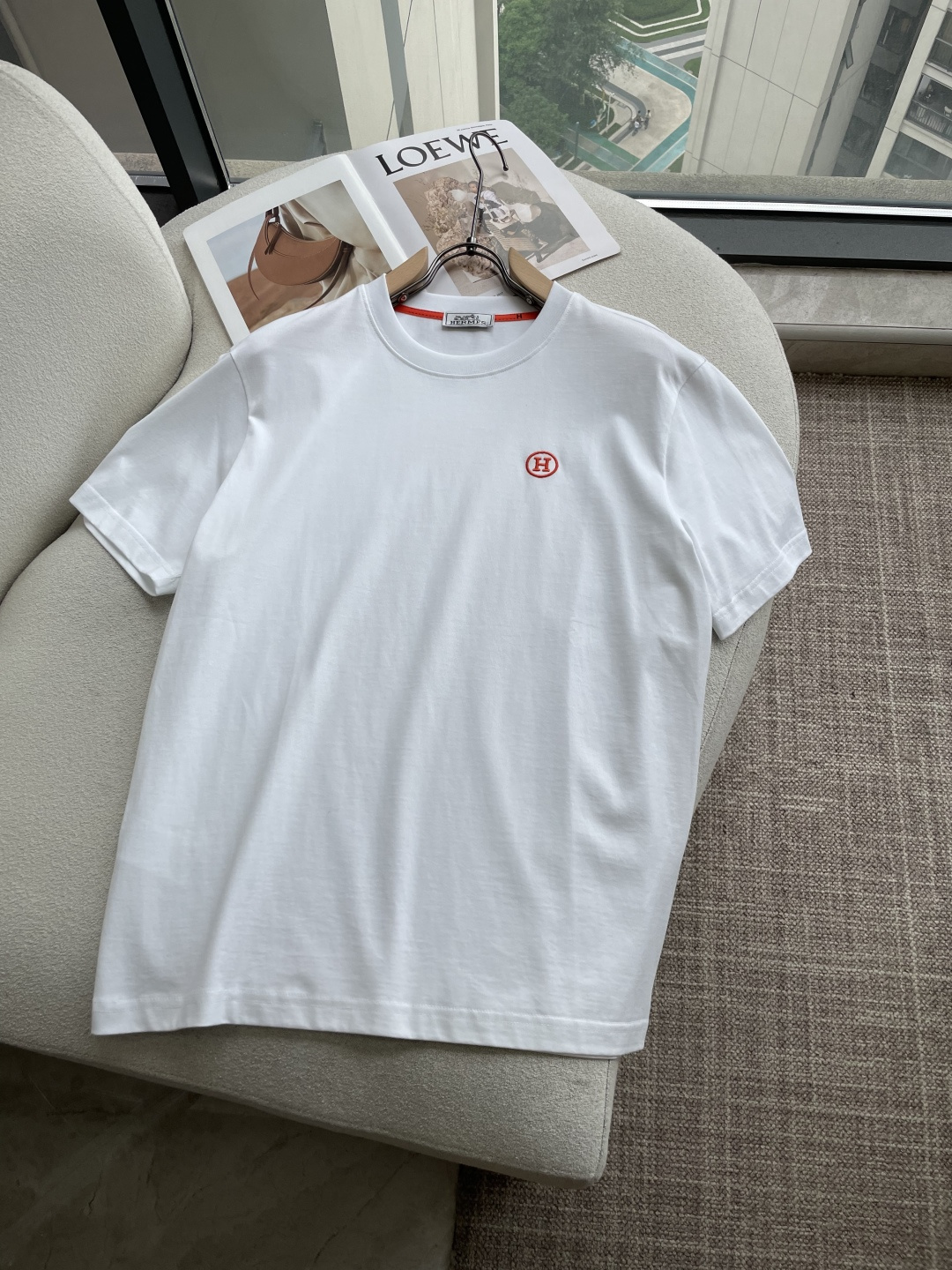 NO:946760,AIS 2026 spring and summer new style debut counter, the latest short-sleeved round neck T-shirt, high-end customization, avant-garde and fashionable design!  The brand logo is designed with heavy craftsmanship. High-end customized long-staple cotton fabric. Soft to the touch. Comfortable to wear. Exquisite stitching at the counter level. Fine workmanship. The upper body effect is incomparably handsome!  A must-have item for a stylish man!  Color Black White Size M-3XL, T-shirt, tees, t-shirt,19860909爱仕 2026春夏新款首发专柜最新款短袖圆领T恤 高端订制 设计前卫时尚！品牌logo重工艺设计 高端定制长绒棉面料.手感柔软.穿着舒适.专柜级别精致车线.做工精细.上身效果无敌帅气！型男必备单品！ 颜色黑色 白色 码数M-3XL,,T-shirt,tees，t-shirt,,Men's clothing