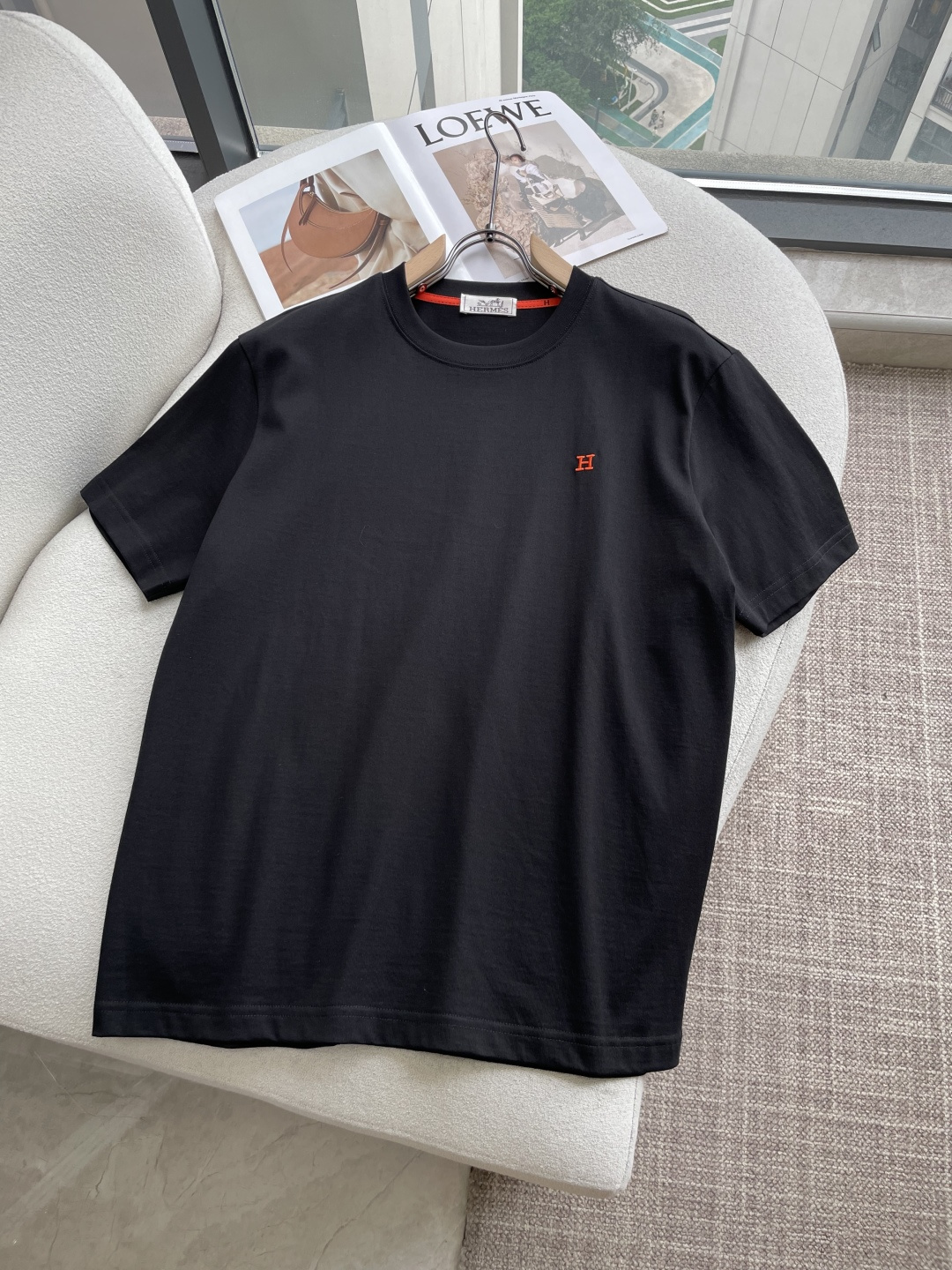 NO:946769,Hermès 2026 spring and summer new style debut counter, the latest short-sleeved round neck T-shirt, high-end customization, avant-garde and fashionable design!  The brand logo is designed with heavy craftsmanship. High-end customized long-staple cotton fabric. Soft to the touch. Comfortable to wear. Exquisite stitching at the counter level. Fine workmanship. The upper body effect is incomparably handsome!  A must-have item for a stylish man!  Color Black White Size M-3XL, hermes, T-shirt, tees, t-shirt,19860909爱马仕 2026春夏新款首发专柜最新款短袖圆领T恤 高端订制 设计前卫时尚！品牌logo重工艺设计 高端定制长绒棉面料.手感柔软.穿着舒适.专柜级别精致车线.做工精细.上身效果无敌帅气！型男必备单品！ 颜色黑色 白色 码数M-3XL,,hermes,T-shirt,tees，t-shirt,,Men's clothing