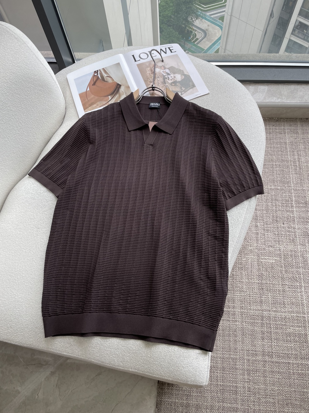 NO:946778,EZ26SS new spring and summer technical fiber blended knitted lapel short Tee, men's three-dimensional hollow striped texture business casual knitted short-sleeved Polo shirt!  Trading company channels are rare and available on the official website simultaneously!  On the fashion stage, every single item carries a unique charm and style, and Z’s new knitted Polo shirt is undoubtedly one of the dazzling stars. With its exquisite craftsmanship and unique design, it has become the favorite of many fashion lovers!  This Polo shirt demonstrates its pursuit of excellence in quality from the choice of fabric. It uses three-dimensional hollow striped textured knitted fabric. Its composition has been carefully blended and is composed of 51.8 polyester fiber + 48.2 viscose fiber. No matter how you wear it, it can always remain smooth and crisp, and it will not easily appear wrinkles, showing a good texture at all times!  The unique design of the intertwined three-dimensional striped texture and wavy pattern hollows on the surface of the fabric is simply a visual feast!  The three-dimensional striped texture is like smart lines, jumping and shuttling on the fabric, giving the whole dress a dynamic beauty!  The wavy pattern hollow out is like the waves rising in the sea, looming, adding a bit of mystery and romance!  The perfect combination of these two elements breaks the monotony and dullness of traditional Polo shirts and creates a fashionable and avant-garde atmosphere!  Fitted cut, after countless measurements and adjustments by designers, it is carefully crafted according to ergonomic principles. It can perfectly fit the curves of the body, and is neither too tight to make you feel restricted nor too loose to make you bloated!  Black/white/green/coffee, four colors available!  Size 48-56 Size 48 has shoulder width 44cm - bust 100cm - dress length 64cm Size 50 has shoulder width 45cm - bust 104cm - dress length 65cm Size 52 has shoulder width 46cm - bust 108cm - dress length 66cm Size 54 has shoulder width 47cm - chest 112cm - dress length 68cm  Size 56, shoulder width 48cm - bust 116cm - length 70cm. Recommended sizes (standard version). Height 174-140 catties. Try on size 50 which is suitable!  For boys weighing less than 130 kilograms, choose size 48, between 130 and 142 kilograms, choose size 50, between 142 and 154 kilograms, choose size 52, between 154 and 166 kilograms, choose size 54, and between 166 and 180 kilograms, choose size 56!  ,,T-shirt,19860909EZ26SS春夏新款科技纤维混纺针织翻领短Tee,男士立体镂空条纹肌理商务休闲针织短袖Polo衫！贸易公司渠道稀出,同步官网发售！在时尚的舞台上,每一件单品都承载着独特的魅力与风格,而Z家新款针织Polo衫无疑是其中一颗耀眼的明星,以其精湛的工艺和别具一格的设计,成为众多时尚爱好者的心头好！ 这款Polo衫从面料的选择上就彰显出其卓越的品质追求,甄选的是立体镂空条纹肌理针织面料,其成分经过精心调配,由51.8聚酯纤维+48.2粘纤组成,无论怎样穿都能始终保持平整挺括,不会轻易出现褶皱,时刻展现出良好的质感！面料表面立体条纹肌理与波浪纹镂空相互交错的独特设计,简直是一场视觉的盛宴！立体条纹肌理如同一条条灵动的线条,在面料上跳跃、穿梭,赋予了整件衣服一种动态的美感！而波浪纹镂空则像是大海中涌起的层层波浪,若隐若现,增添了几分神秘与浪漫的气息！这两种元素的完美结合,打破了传统Polo衫的单调与沉闷,营造出一种时尚、前卫的氛围！合身版型裁剪,经过设计师们无数次的测量和调整,根据人体工程学原理精心打造而成,它能够完美地贴合身体曲线,既不会过于紧绷让你感到束缚,也不会过于宽松显得臃肿！黑色/白色/上青/咖啡,四色入！尺码48-56 48码肩宽44cm-胸围100cm-衣长64cm 50码肩宽45cm-胸围104cm-衣长65cm 52码肩宽46cm-胸围108cm-衣长66cm 54码肩宽47cm-胸围112cm-衣长68cm 56码肩宽48cm-胸围116cm-衣长70cm 尺码推荐（标准版型） 身高174-140斤,试穿50码合适！ 男生体重130斤以内选择48码,130-142斤选择50码,142-154斤选择52码,154-166斤选择54码,166-180斤选择56码！,,T-shirt,,Men's clothing