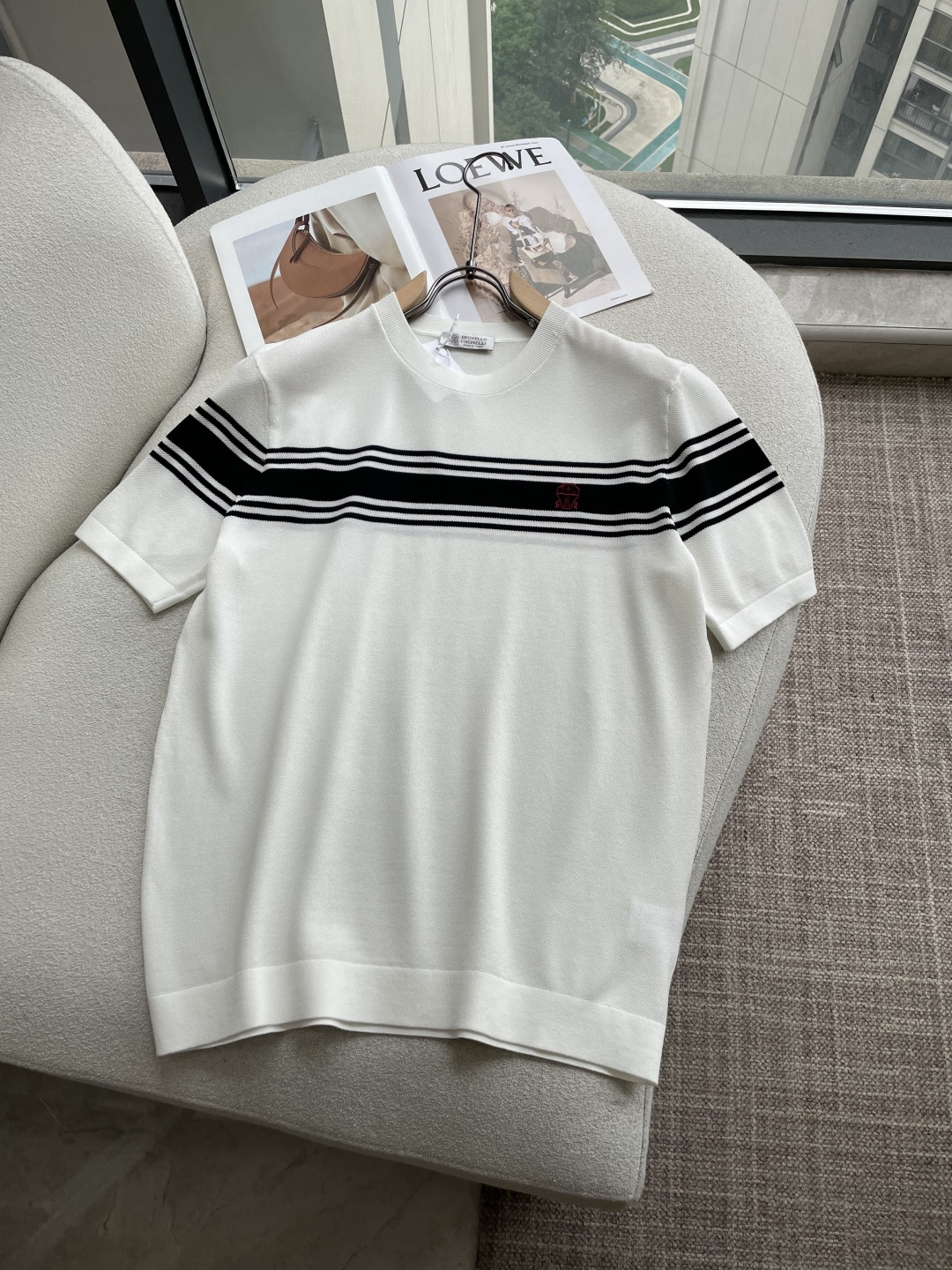 NO:946786,BC26SS new spring and summer technical fiber blended knitted round neck short Tee, men's badge stripe contrasting casual pullover short-sleeved T-shirt sweater!  Trading company channels are rare and available on the official website simultaneously!  BC's new striped contrast T-shirt is undoubtedly one of the dazzling ones. With its excellent quality and unique design, it has become the best choice for urban men to show their charm and luxurious style!  This T-shirt is made of technical fiber blended knitted fabric. Its light texture gives the body the freest and most comfortable breathing space!  At the same time, it has amazing elasticity and can closely fit the curves of the body without any sense of restraint, allowing you to always remain free and easy in action!  The design of the body with simple lines and contrasting colors breaks the monotony and dullness of traditional T-shirts and outlines the unique relaxed style of urban men!  The exquisite badge embroidery on the chest adds a touch of luxury and nobility to this T-shirt!  This badge is not an ordinary decoration, it is the crystallization of the brand's unique ingenuity. Every stitch and thread has the designer's hard work and emotion!  The fitted version design does not blindly pursue looseness or tightness, but is based on ergonomic principles and through repeated trials and adjustments to create a version that best fits the curves of the human body!  It can highlight a man's strong figure, show his masculinity and confident style, and let you exude charming charm in any occasion!  Black/white/coffee, three colors included!  Size 48-56 Size 48 has shoulder width 43cm - bust 102cm - dress length 63cm Size 50 has shoulder width 44cm - bust 106cm - dress length 64cm Size 52 has shoulder width 45cm - bust cm - dress length 66cm Size 54 has shoulder width 46cm - chest 114cm - dress length 68cm Size 56 has shoulder width 47cm - bust cm - dress length 70cm  Size recommendation (standard version) Height 174-140 pounds, try on size 50!  For boys weighing less than 130 kilograms, choose size 48, between 130 and 143 kilograms, choose size 50, between 143 and 156 kilograms, choose size 52, between 156 and 170 kilograms, choose size 54, and between 170 and 185 kilograms, choose size 56!  ,,T-shirt,tees,t-shirt,19860909BC26SS春夏新款科技纤维混纺针织圆领短Tee,男士徽章条纹撞色休闲套头短袖T恤针织衫！贸易公司渠道稀出,同步官网发售！BC新款条纹撞色T恤无疑是其中一颗耀眼夺目的存在,它以其卓越的品质、独特的设计,成为都市男士展现自我魅力与奢华格调的不二之选！ 这款T恤采用科技纤维混纺针织面料,质地轻薄给予身体最自由、最舒适的呼吸空间！同时它又富有惊人的弹力,能紧紧贴合身体曲线,不会有丝毫的束缚感,让你在行动中始终保持自如与洒脱！衣身简约线条撞色的设计,打破了传统T恤的单调与沉闷,勾勒出都市男士独有的松弛格调！而胸前精致的徽章刺绣点缀,更是为这款T恤增添了一抹奢华与尊贵的气息！这枚徽章并非普通的装饰,它是品牌匠心独运的结晶,每一针每一线都倾注了设计师的心血与情感！合身版型设计,它并非一味地追求宽松或紧身,而是根据人体工程学原理,经过反复的试穿与调整,打造出最符合人体曲线的版型！它能够凸显出男士的健硕身材,展现出阳刚之气与自信风采,让你在任何场合都能散发出迷人的魅力！黑色/白色/咖啡色,三色入！尺码48-56 48码肩宽43cm-胸围102cm-衣长63cm  50码肩宽44cm-胸围106cm-衣长64cm  52码肩宽45cm-胸围cm-衣长66cm  54码肩宽46cm-胸围114cm-衣长68cm  56码肩宽47cm-胸围cm-衣长70cm 尺码推荐（标准版型） 身高174-140斤,试穿50码合适！ 男生体重130斤以内选择48码,130-143斤选择50码,143-156斤选择52码,156-170斤选择54码,170-185斤选择56码！,,T-shirt,tees，t-shirt,,Men's clothing