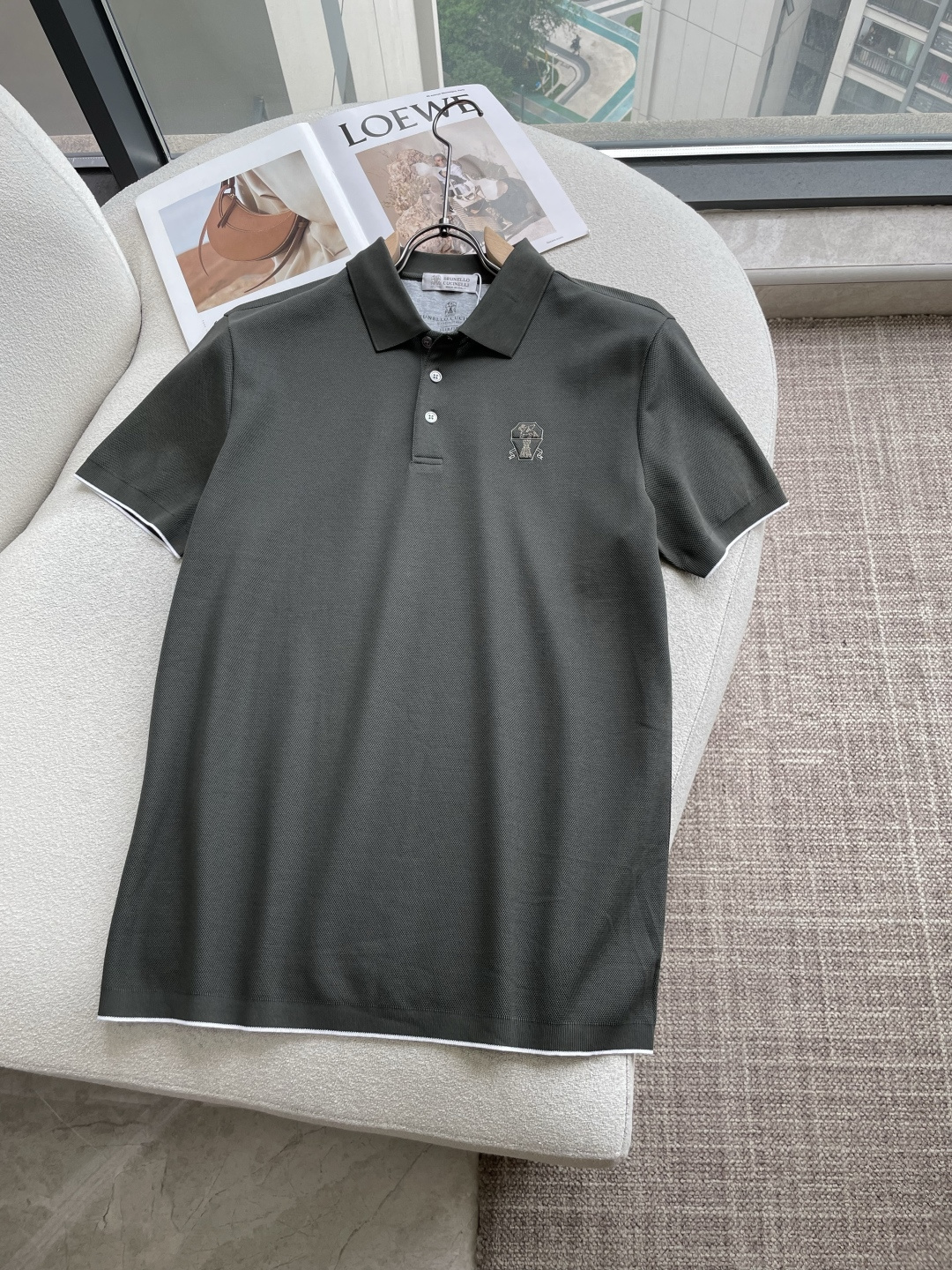 NO:946806,The new spring and summer 26 BC business piqué cotton Polo shirt is a must-have in the wardrobes of urban elites. It can convey calmness and professionalism in business situations, but also reveal a relaxed style when traveling on weekends. The durable and easy-care blended material and timeless design language make this Polo shirt transcend seasons and trends and become a classic item that can accompany you for many years. It perfectly interprets BC's brand philosophy of 'the essence of luxury is comfort and eternity'.  The classic lapel and three-button placket outline a neat silhouette, and the thin white piping on the cuffs and hem subtly breaks the monotony of solid colors and injects a refined sense of sportiness. The shield-shaped badge embroidery on the left chest is presented in the same color line drawing, and the brand logo is engraved in a low-key manner, which avoids excessive exaggeration and highlights the identity in details. The cut is close to the body shape but not tight, suitable for business commuting and leisure occasions, achieving the perfect balance of elegance and comfort. This Polo  The shirt inherits the brand's core gene of 'low-key luxury'. The blended fabric of 73 cotton and 27 polyester fiber is selected to retain the skin-friendly breathability of cotton while injecting the stiffness and anti-wrinkle properties of polyester fiber. The pique mesh weave gives the fabric both delicate texture and good drape. Every inch exudes the warm and moist texture of Italian craftsmanship, which is an expression of high-end taste without being conspicuous. Size M-3XL Color black green  Size M Bust 98 Shoulder Width 42 Sleeve Length 21 Length 70 L Size Bust 102 Shoulder Width 43 Sleeve Length 22 Dress Length 71  Size recommendation: Wear size M if you are under 130 pounds, wear size L if you are 130-145 pounds, wear size XL if you are 145-160 pounds, wear size 2XL if you are 160-175 pounds, wear size 3XL if you are 175-190 pounds.1986090926春夏新款BC商务珠地棉Polo衫,都市精英的衣橱刚需,既能在商务场合传递沉稳专业,也能在周末出行时流露松弛格调.耐穿易打理的混纺材质与 timeless 的设计语言,让这件 Polo 衫超越季节与潮流,成为可以陪伴多年的经典单品,完美诠释了BC “奢侈的本质是舒适与永恒”的品牌哲学. 经典翻领与三粒扣门襟勾勒出利落廓形,袖口与下摆的细白滚边巧妙打破纯色单调,注入精致运动感.左胸处的盾形徽章刺绣以同色系线稿呈现,低调镌刻品牌标识,既避免了过度浮夸,又在细微处彰显身份.版型剪裁贴合身形却不紧绷,适配商务通勤与休闲场合,实现优雅与舒适的完美平衡. 这款 Polo 衫,承袭了品牌“低调奢华”的核心基因.甄选 73 棉与 27 聚酯纤维混纺面料,在保留棉质亲肤透气的同时,注入聚酯纤维的挺括与抗皱性,珠地网眼织法让面料兼具细腻肌理与良好垂坠感,每一寸都散发着意大利匠造的温润质感,是无需张扬的高端品味表达.尺码M-3XL 颜色黑色 绿色 M码胸围98 肩宽42 袖长21 衣长70 L码 胸围102 肩宽43 袖长22 衣长71 XL码 胸围106 肩宽44 袖长23 衣长72 2X码 胸围 肩宽45 袖长24 衣长73 3XL码 胸围114 肩宽46 袖长25 衣长74 尺码推荐 130斤以内穿M码,130-145斤穿L码,145-160斤穿XL码,160-175斤穿2XL码,175-190斤穿3XL码,,,Men's clothing