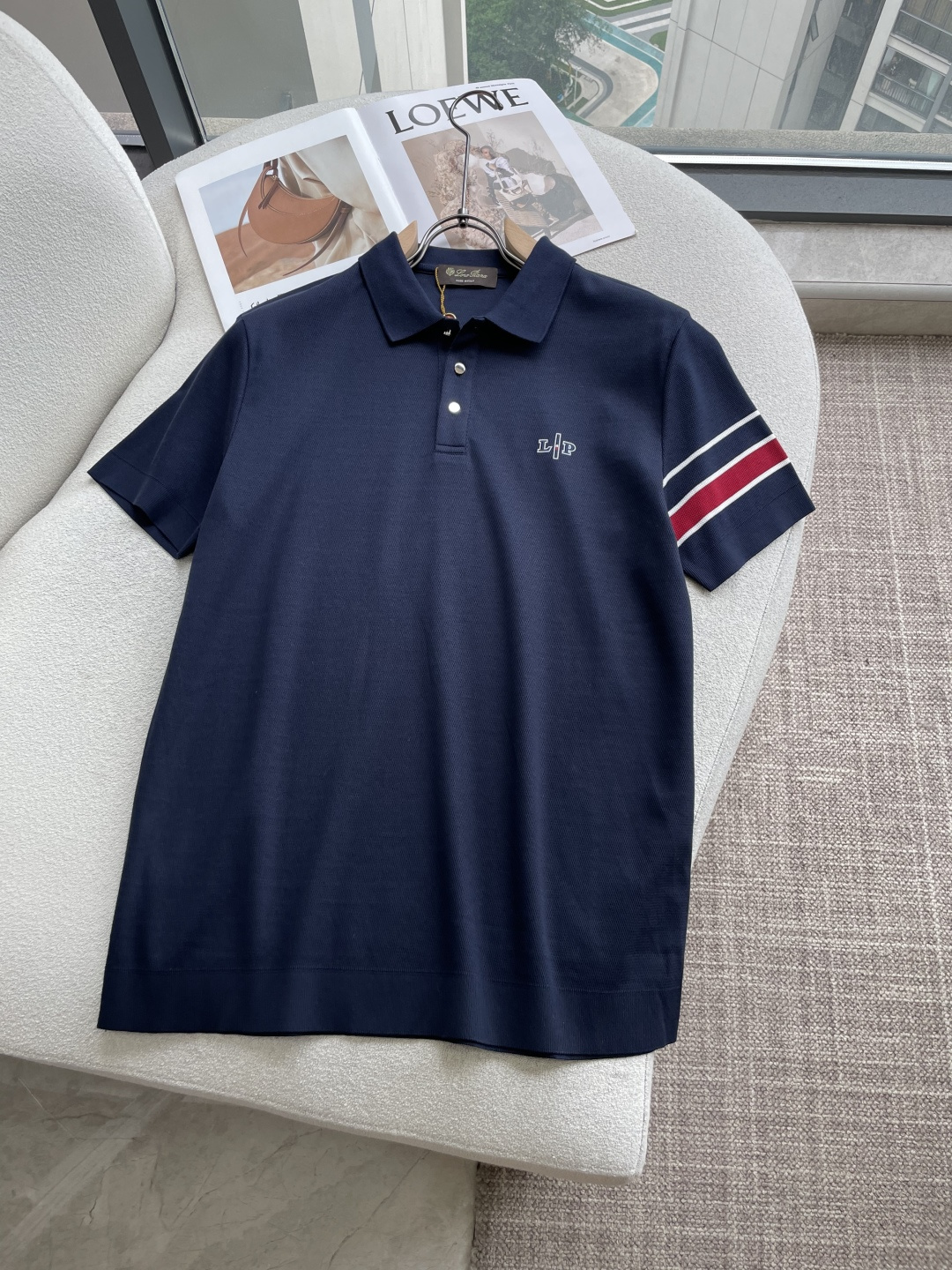 NO:946815,26 spring and summer new Loro pi*na high-end knitted cotton business Polo, men's contrasting ribbon design urban versatile sweater. Rare order from the same channel in Italy, elite men's must-have top luxury brand LP. Iconic embroidered logo embellishment, contrasting ribbon design on the sleeves and arms, minimalist body shape, showing the brand's luxurious temperament, a must-have for urban men!  LP, the top luxury brand from Italy with a long history of honor and luxury, has been pursuing excellent quality and craftsmanship for the past 100 years. LP’s products are the best choice in every aspect. They need to be stylish, have an effective upper body effect, have tailoring and design, and are long-lasting. The aristocratic aura of the upper body is irreplaceable, and it is very classy!  Top-grade knitted cotton blend, with the iconic embroidered logo on the chest. The overall touch of the fabric is extremely comfortable, and it is elastic and skin-friendly. This item is destined to be worn and perfectly meets the needs of various outfits. It is extremely extraordinary, and its class and charm are extremely eye-catching. The craftsmanship can accurately combine it with the material, and it can also highlight the brand's class and fashionable temperament!  Size M-3XL Color Navy Black M Size Bust 98 Shoulder Width 43 Sleeve Length 21 Clothes Length 71 Large Length Bust 102 Shoulder Width 44 Sleeve Length 22 Clothes Length 72  Shoulder width 47, sleeve length 25, dress length 75. Recommended sizes: Wear M size if you are under 130 catties, L size if you are 130-145 catties, XL size if you are 145-160 catties, 2XL size if you are 160-175 catties, 3XL size if you are 175-190 kg, loro piana, loro piana,1986090926春夏新款Loro pi*na高端起脚针织纯棉商务Polo,男士撞色织带设计都市百搭针织衫.意大利同渠道稀有订单,精英级男士必备的顶奢品牌LP.标志性刺绣logo点缀,袖臂撞色织带设计,极简的衣身造型,呈现出品牌的奢华气质范儿,都市型男必备！ 来自意大利历史悠久尊贵奢华的顶奢品牌LP,在过去一百年来Loro Piana一直追求卓越的质量和手工.LP的东西无论是哪个方面都是最好的选择,要款式有款式,要上身效果有效果,要剪裁有剪裁,要设计有设计,而且经久不衰,上身的贵族气场无法替代,并且很有档次！ 顶级针织棉质混纺,胸间标志性刺绣logo,面料整体的触感极为舒适,弹力十足亲肤效果高级,这种单品注定了就是为穿搭所生,完美的符合各种穿搭的所需.极为非凡,档次与魅力更是极为的出色亮眼,工艺能将其与材质精密结合,更能够彰显出品牌的档次与时髦气质所在！尺码M-3XL 颜色藏青色 黑色 M码 胸围98 肩宽43 袖长21 衣长71 L码 胸围102 肩宽44 袖长22 衣长72 XL码胸围106 肩宽45 袖长23 衣长73 2XL码 胸围 肩宽46 袖长24 衣长74 3XL码 胸围114 肩宽47 袖长25 衣长75 尺码推荐 130斤以内穿M码,130-145斤穿L码,145-160斤穿XL码,160-175斤穿2XL码,175-190斤穿3XL码,,loro piana,loro piana,,Men's clothing