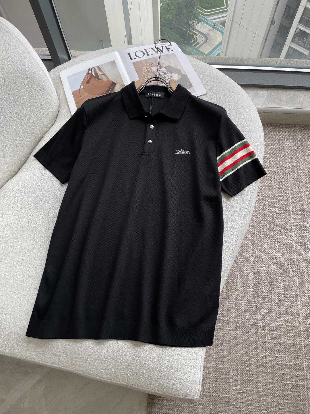 NO:946821,Spring and summer new technical fiber blended knitted lapel short Tee, arm sleeves three-color webbing intarsia knitted short-sleeved Polo shirt!  Trading company channels are rare, leading official website sales!  KITON's new knitted Polo shirt is a model that emphasizes both fashion and function. Every detail of it reveals extraordinary taste and exquisite craftsmanship!  This Polo shirt is made of specially customized technical fiber blended knitted fabric. It not only incorporates high-tech elements to ensure the durability and comfort of the clothing, but also uses special blending technology to make the clothing softer and more delicate to the touch, skin-friendly and breathable!  The front panel design is ingenious, using imported high-end weaving technology and carefully creating an uneven diagonal stripe intarsia texture. It not only greatly improves the breathability and sweat-wicking performance of the clothing, allowing the wearer to stay dry and comfortable in the hot summer, but also visually creates a layered three-dimensional effect, making the entire Polo shirt look more fashionable and high-end!  In terms of style, it has a basic and classic lapel design. This style is well-cut and retains the formal feel required for business occasions without losing the ease and comfort of leisure life!  Whether you wear it with a formal suit to attend an important meeting, or with casual pants to enjoy the weekend, you can easily control it and show the wearer's unique style and temperament!  Size 48-56 Size reference 48 size: shoulder width 43 bust 98 length 68 50 size: shoulder width 44 bust 102 length 69 52 size: shoulder width 45 bust 106 length 70 54 size: shoulder width 46 bust length 71 56 size: shoulder width 47 bust 114 length 72,, T-shirt,19860909春夏新款科技纤维混纺针织翻领短Tee,臂袖三色织带嵌花针织短袖Polo衫！贸易公司渠道稀出,领先官网发售！KITON新款针织Polo衫,作为时尚与功能并重的典范之作,其每一处细节都透露着不凡的品味与精湛的工艺！ 这款Polo衫采用特别定制的科技纤维混纺针织面料,不仅融合了高科技元素,确保了衣物的耐用性和舒适度,还通过特殊的混纺技术,使得衣物在触感上更加柔软细腻,亲肤透气！前幅设计匠心独运,采用了进口的高端机织工艺,精心打造出错落有致的斜条纹嵌花纹理,不仅极大地提升了衣物的透气性和排汗性能,使得穿着者在炎炎夏日也能保持干爽舒适,更在视觉上营造出一种层次分明的立体效果,让整件Polo衫看起来更加时髦且富有高级感！ 版型方面基础而经典的翻领设计,这种版型裁剪得体,既保留了商务场合所需的正式感,又不失休闲生活的轻松惬意！无论是搭配正装出席重要会议,还是搭配休闲裤享受周末时光,都能轻松驾驭,展现出穿着者独有的风采与气质！ 尺码48-56 尺寸参考 48码:肩宽43胸围98衣长68 50码:肩宽44胸围102衣长69 52码:肩宽45胸围106衣长70 54码:肩宽46胸围衣长71 56码:肩宽47胸围114衣长72,,T-shirt,,Men's clothing