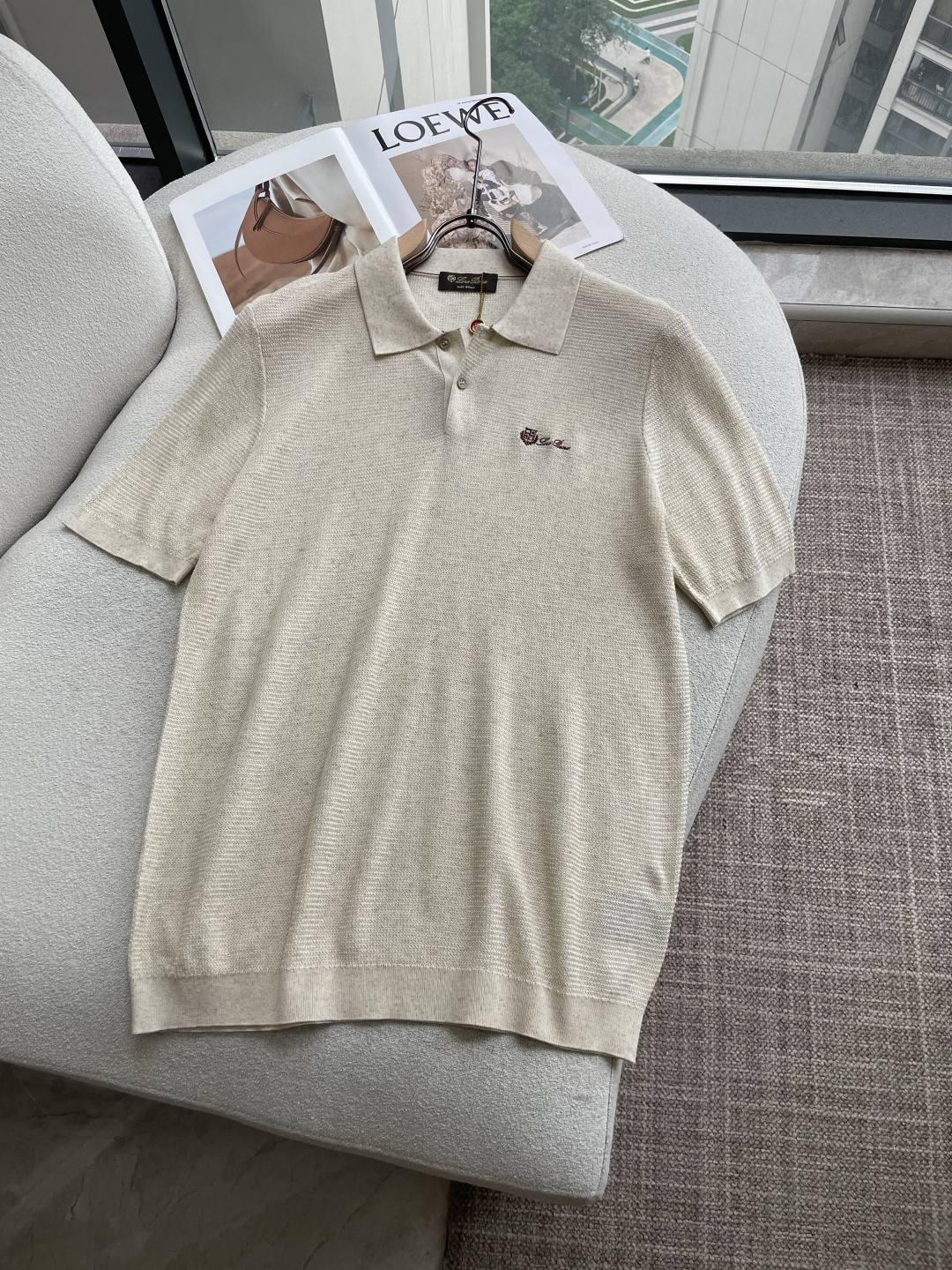 NO:946827,LSS new spring and summer linen blended knitted lapel short-sleeved Polo shirt!  The benchmark for Italian relaxed commuting, as a classic masterpiece of Italy's top luxury brand, this linen blended knitted Polo shirt perfectly integrates the brand's ultimate pursuit of natural materials with Italian relaxed aesthetics, redefining the boundaries between high-end commuting and casual wear, and is an 'all-rounder' that combines comfort and style.  The fabric uses the golden ratio of acrylic, lyocell and linen, which not only retains the natural texture and breathable coolness of linen, but also solves the wrinkle-prone and rough pain points of pure linen through the blending process. It feels delicate, soft and waxy without losing bones. The special knitting process creates a delicate texture, and the upper body has a sense of 'air', and the drape is not soft. It can maintain a neat silhouette for long periods of sitting at work or daily travel.  It presents a high-end texture. The classic lapel neatly modifies the shoulder and neck lines, and the placket with two warm buttons is simple and elegant, unobtrusive but full of sophistication. The low-key brand embroidered logo on the body uses delicate stitching to show the brand's heritage, becoming a status symbol that does not need to be deliberately displayed. A variety of colors such as warm beige, low-saturated military green, calm gray and navy, suitable for different skin colors and wearing scenarios, and can be easily integrated into various wardrobes.  This Polo shirt is a well-deserved 'style converter'. In the workplace, paired with linen trousers and loafers of the same color, the elegant and restrained business aura is instantly full; for weekend leisure, paired with khaki casual pants or washed jeans, it is relaxed and shows the casual style of an Italian gentleman. It is not only a top, but also a life attitude that pursues comfort and quality, allowing you to feel the low-key luxury and calm elegance brought by LP in every daily moment.  Color apricot, green, light gray, brown, navy Size 48-56 Size reference Size 48: Shoulder width 42 Bust 100 Clothing length 68 Size 50: Shoulder width 43 Bust 104 Clothing length 69 Code 52: Shoulder width 44 Bust 108 Clothing length 70 Size 54: Shoulder width 45 Bust 112 Clothing length 71  Size 56: shoulder width 46, bust 116, length 72, loro piana, loafers, jeans, T-shirt, gold,19860909LSS春夏新款亚麻混纺针织翻领短袖Polo衫！ 意式松弛感的通勤标杆,作为意大利顶级奢牌的经典力作,这款亚麻混纺针织Polo衫,将品牌对自然材质的极致追求与意式松弛美学完美融合,重新定义了高端通勤与休闲穿搭的边界,是兼顾舒适与格调的“万能型选手”. 面料采用腈纶、莱赛尔与亚麻的黄金配比,既保留了亚麻自带的天然肌理与透气凉感,又通过混纺工艺解决了纯亚麻易皱、粗糙的痛点,触感细腻软糯却不失筋骨.特殊的针织工艺打造出细腻的肌理感,上身自带“空气感”,垂坠有度不软塌,久坐办公或日常出行都能保持利落版型,时刻呈现高级质感.经典翻领利落修饰肩颈线条,两颗温润纽扣的门襟简约大方,不张扬却尽显精致.衣身低调的品牌刺绣标识,以细腻针脚呈现品牌底蕴,成为无需刻意彰显的身份符号.温润米杏、低饱和军绿、沉稳灰调与藏青等多种色调,适配不同肤色与穿搭场景,轻松融入各类衣橱. 这款Polo衫是当之无愧的“风格转换器”.职场场景下,搭配同色系亚麻西裤与乐福鞋,儒雅内敛的商务气场瞬间拉满；周末休闲时,搭配卡其色休闲裤或水洗牛仔裤,松弛有度,尽显意式绅士的随性格调.它不仅是一件上衣,更是一种追求舒适与品质的生活态度,让你在每一个日常瞬间,都能感受LP带来的低调奢华与从容优雅. 颜色杏色、绿色、浅灰色、咖色、藏青色 尺码48-56 尺寸参考 48码:肩宽42胸围100衣长68 50码:肩宽43胸围104衣长69 52码:肩宽44胸围108衣长70 54码:肩宽45胸围112衣长71 56码:肩宽46胸围116衣长72,,loro piana,loafers,jeans,T-shirt,gold,,Men's clothing