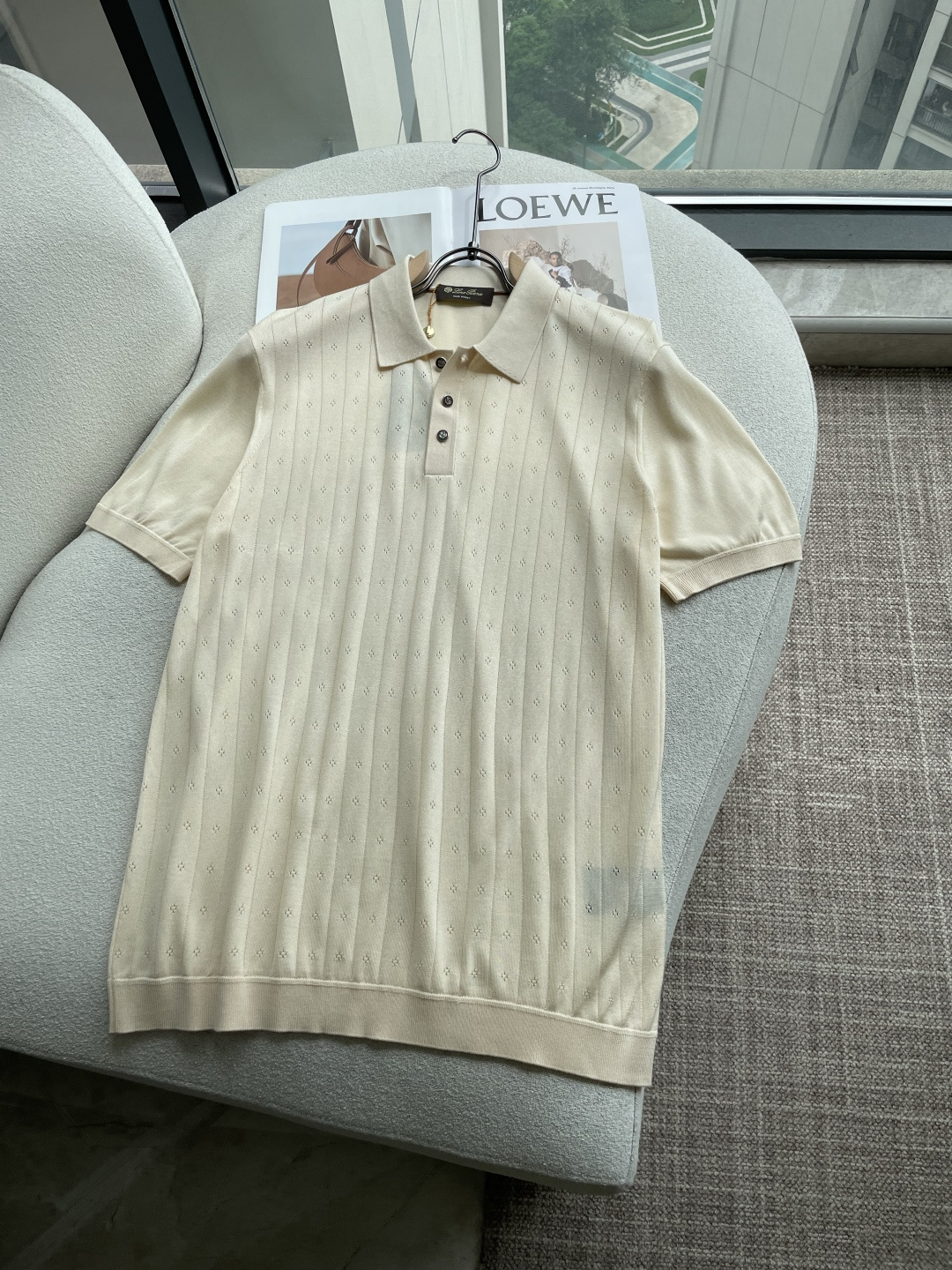 NO:946836,A one-to-one copy of the new spring and summer counters in L, pure imported knitted lapel short Tee, high-end men's solid color knitted short-sleeved T-shirt, dark pattern Polo shirt!  Trading company channels are rare and available on the official website simultaneously!  Every part is made with fine workmanship. The Polo shirt is not only a tribute to Italian fashion, but also a perfect interpretation of the multi-faceted charm of the modern gentleman!  It can not only satisfy your pursuit of quality life, but also allow you to show different styles and attitudes on different occasions!  It uses custom-made light mulberry silk knitted fabrics. The fabric composition is 8 mulberry silk, 57 Tencel and 35 polyester fibers. It is not only soft and close to the skin, giving the wearer an unparalleled comfortable experience, but also has amazing breathability, ensuring that the body is dry and breathing freely even in the hot summer!  When you encounter this striped Polo shirt for the first time, you seem to be instantly led to an elegant secret realm full of Italian style. The classic contrasting stripe design is like the smooth lines drawn by Italian painters, interweaving a unique charm that is both retro and modern!  The simplicity of the stripes contains extraordinary style, gently outlining the wearer's figure, showing a low-key and high-end beauty!  Whether paired with casual trousers or mixed with a suit, this logo can be the finishing touch, making your overall look more harmonious and unified, highlighting your unique taste and style!  Size 48-56 Size reference 48 size: shoulder width 44 bust 102 length 69 50 size: shoulder width 45 bust 106 length 70 52 size: shoulder width 46 bust length 71 54 size: shoulder width 47 bust 114 length 72 56 size: shoulder width 48 bust length 73, loro piana, T-shirt, tees, t-shirt, business suit,19860909L年春夏专柜新款一比一复制,纯进口针织翻领短Tee,高端男士纯色针织短袖T恤,暗纹Polo衫！ 贸易公司渠道稀出,同步官网发售！每个部位做工精细,Polo衫不仅是对意式风尚的致敬,更是现代绅士多面魅力的完美诠释！它既能满足你对品质生活的追求,又能让你在不同场合下展现出不同的风格与态度！ 采用了客供定制轻薄桑蚕丝针织面料,面料成分8桑蚕丝57天丝35聚酯纤维,不仅轻柔贴肤,给予穿着者无与伦比的舒适体验,更拥有着令人赞叹的透气性,即便是炎炎夏日,也能确保身体干爽,自在呼吸！当你第一次邂逅这款条纹Polo衫时,仿佛瞬间被引领至一个充满意式风情的优雅秘境,那经典的撞色条纹设计,如同意大利画家笔下的流畅线条,交织出既复古又不失现代感的独特韵味！条纹的简约中蕴含着不凡的格调,轻轻勾勒出穿着者的身形轮廓,展现出一种低调而高级的美感！无论是搭配休闲裤装,还是与西装套装混搭,这枚徽标都能成为点睛之笔,让你的整体造型更加和谐统一,彰显出独特的品味与格调！ 尺码48-56 尺寸参考 48码:肩宽44胸围102衣长69 50码:肩宽45胸围106衣长70 52码:肩宽46胸围衣长71 54码:肩宽47胸围114衣长72 56码:肩宽48胸围衣长73,,loro piana,T-shirt,tees，t-shirt,business suit,,Men's clothing