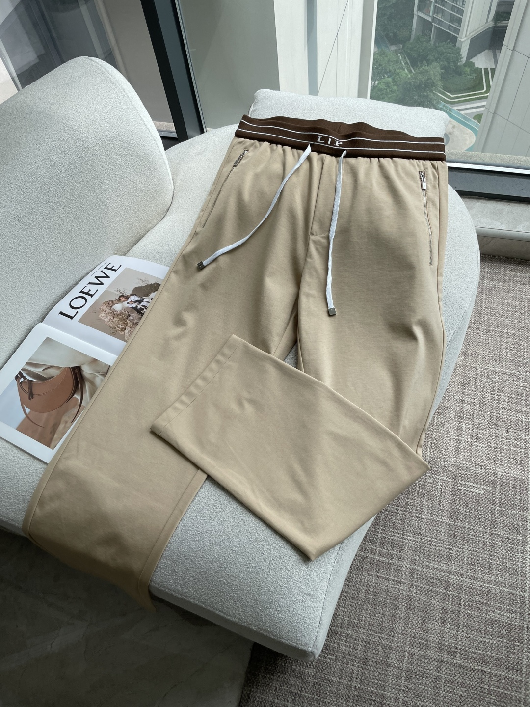 NO:946857,[New Product] Premium products from trading company channels, produced by Italian original factory, 2026 spring and summer new style Lo*o Pi*na men's high-end blended business casual pants, a fashion with typical Italian style, very sophisticated in fabric selection and craftsmanship, and the overall shape has LP  The family's strong aesthetic genes are low-key and luxurious, elegant and noble. Every detail proves the brand's own high-end sense. The iconic brand badge logo on the back pocket is a soul-like injection, very refined and fashionable, and effectively flaunts the identity!  We provide customers with high-end selected ultra-fine fabrics. The fabric properties are first-rate. The high-density fiber is combined with the long-staple cotton material selected from Egypt. The texture is fine and natural and soft, similar to the velvet texture. It has perfect comfort and breathability. The tactile experience is self-evident. It is skin-friendly and smooth for ultimate enjoyment. It is treated with non-iron and anti-wrinkle technology, and its stiffness is extremely superior!  The details are outstanding, with Seiko’s exclusive custom-made zipper and drawstring design, and the hemming and stitching are also quite exquisite. The involvement of hand-stitching reflects the ingenuity of the details, and the inside of the girdle is also well-handled!  The color scheme is light, sophisticated, restrained and versatile, both elegant and harmonious. It is perfect for business commuting and outings for leisure. The upper body is full of luxury and luxury. The excellent lines create a sense of competence and neatness. Coupled with the sophisticated tailoring technology, the upper body can instantly interpret the ultra-stylish look of urban elites and celebrities!  In line with the urban elitist life philosophy, these are the best trousers that can only be found but not sought after!  Color black dark blue khaki Size 48 50 52 54 56 58 Size data Size 48 waist 76cm - front 31cm - leg 32cm - trouser length 106cm Size 50 waist 80cm - front 32cm - leg 33cm - trouser length 107cm Size 52 waist 84cm - front 33cm - leg 34cm - trouser length 108cm  Size 54 waist 88cm - front 34cm - leg 35cm - trouser length 109cm Size 56 waist 92cm - front 35cm - leg 36cm - trouser length 110cm Size 58 waist 96cm - front 36cm - leg 37cm - trouser length 1118cm,,loro piana,19860909【新品】贸易公司渠道臻品,意大利原厂出品,2026春夏新款 Lo*o Pi*na男士高端混纺商务休闲裤,颇具意大利典型风格的时装,在面料选取和工艺方面都相当考究,通体的造型有着 LP 家族强烈的美学基因,低调且奢华,优雅且高贵,每一个细节都在力证品牌自身的高级感,后口袋标志性品牌徽章标识,属于灵魂式的注入,非常精致时髦,且有力标榜了身份！客供高级甄选超细面料,面料属性堪称一流,高密度支数纤维,融合埃及甄选的长绒棉材质,肌理细腻自然柔软,类似于天鹅绒质感,舒适性与透气性完美兼备,触感体验不言而喻,亲肤顺滑,极致享受,免烫抗皱工艺处理,挺括性极为优越！细节非常出色,精工专属定制拉链,搭配抽绳设计,包边走线亦颇为精湛考究,手工缝制的参与体现了匠心细节,腰封内里处理的亦相当到位！配色轻熟内敛百搭,亦庄亦谐,商务通勤与出街休闲完美驾驭,上身满满奢贵感,极佳的线条塑造出干练和利落感,配以精良的裁剪工艺,上身瞬间可以诠释出超具型格的都市精英和明星即视感！符合都市精英主义生活哲学,可遇而不可求的极品裤装！ 颜色黑色 深蓝 卡其色 尺码48 50 52 54 56 58 尺码数据 48码腰围76cm-前档31cm-腿围32cm-裤长106cm 50码腰围80cm-前档32cm-腿围33cm-裤长107cm 52码腰围84cm-前档33cm-腿围34cm-裤长108cm 54码腰围88cm-前档34cm-腿围35cm-裤长109cm 56码腰围92cm-前档35cm-腿围36cm-裤长110cm 58码腰围96cm-前档36cm-腿围37cm-裤长1118cm,,loro piana,,Men's clothing