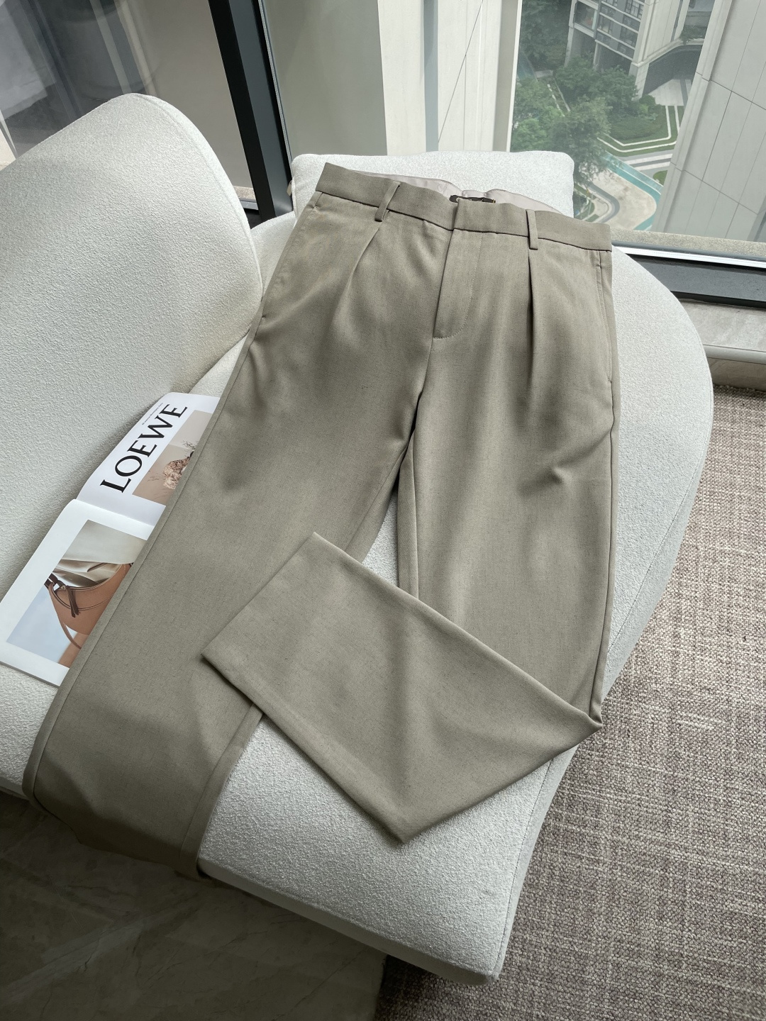 NO:946867,LSS new spring and summer imported fiber and linen blended casual trousers, men's straight slim single-pleat cut fashionable and versatile suit trousers!  Trading company channels are rare and available on the official website simultaneously!  In the hustle and bustle of the city, fashion and comfort are like two ends of the scale, and it is often difficult to achieve a perfect balance!  However, the emergence of LP's new trousers is like a beautiful landscape, cleverly breaking this deadlock and bringing a new dressing experience to urban elites who pursue quality life!  These trousers are made of custom-made 87 polyester fiber + 7 linen + 6 spandex blended fabric. When you touch it lightly, you can feel the delicate and soft texture, as if you are having an intimate dialogue with your skin!  The single pleat is a very simple version. This design not only retains the classic charm of traditional trousers, but also incorporates modern fashion elements!  The single pleat design cleverly increases the three-dimensionality of the pants, making the overall shape more crisp and stylish!  At the same time, it can also modify the leg lines to a certain extent, making your legs look straighter and slender!  The straight version is a timeless fashion choice that doesn’t care about your body shape. Whether you are a tall sportsman or a gentleman with a rounder body, you can easily control it!  This version is neither too loose to look procrastinating, nor too tight to expose body defects, but just right to show a simple yet grand style!  Beige/black, two colors available!  Size 30-40 (no 39) Size 30 waist 78cm - hip 96cm - front 26cm - thigh 58cm - trouser length 104cm - trouser leg 37cm Size 31 waist 81cm - hip 99cm - front 27cm - thigh 59cm - trouser length 105cm - trouser leg 38cm  Size 32 waist 84cm - hip 102cm - front 28cm - thigh 60cm - trouser length 106cm - trouser leg 39cm Size 33 waist 87cm - hip 105cm - front 29cm - thigh 61cm - trouser length 107cm - trouser leg 40cm  Size 34 waist 90cm - hip 108cm - front 29cm - thigh 62cm - trouser length 107cm - trouser leg 40cm Size 35 waist 93cm - hip 112cm - front 30cm - thigh 64cm - trouser length 108cm - trouser leg 41cm  Size 36 waist 96cm - hip 116cm - front 30cm - thigh 66cm - trouser length 108cm - trouser leg 41cm Size 38 waist 100cm - hip 119cm - front 31cm - thigh 68cm - trouser length 109cm - trouser leg 42cm  Size 40, waist circumference 104cm - hip circumference 122cm - front part 31cm - thigh circumference 70cm - trouser length 109cm - trouser leg 42cm Recommended size (standard version) Height 174-140 catties, try on size 31 which is suitable!  Boys weighing less than 136 pounds choose size 30, 136-142 pounds choose size 31, 142-148 pounds choose size 32, 148-154 pounds choose size 33, 154-164 pounds choose size 34, 164-172 pounds choose size 35, 172-180 pounds choose size 36, 180-jin choose size 38, -200 pounds choose size 40!  ,,loro piana,business suit,19860909LSS春夏新款进口纤维麻混纺休闲西裤,男士直筒修身单褶裁剪时尚百搭西装长裤！贸易公司渠道稀出,同步官网发售！在繁华喧嚣的都市中,时尚与舒适宛如天平的两端,常常难以完美平衡！然而LP新款西裤的出现,却如同一道亮丽的风景线,巧妙地打破了这一僵局,为追求品质生活的都市精英们带来了全新的着装体验！ 这款西裤采用客供定制87聚酯纤维+7麻+6氨纶混纺面料,当你轻轻触摸它,便能感受到那细腻而柔和的质感,仿佛是与肌肤进行了一场亲密的对话！单褶极简直筒版型,这种设计既保留了传统西裤的经典韵味,又融入了现代的时尚元素！单褶的设计巧妙地增加了裤子的立体感,让整体造型更加挺括有型！同时它还能在一定程度上修饰腿部线条,让你的双腿看起来更加笔直修长！直筒的版型则是一种永恒的时尚选择,它不挑身材,无论你是身材高挑的型男,还是体型较为圆润的绅士,都能轻松驾驭！这种版型既不会过于宽松而显得拖沓,也不会过于紧身而暴露身材缺陷,而是恰到好处地展现出一种简约而不失大气的风格！浅驼色/黑色,两色入！尺码30-40（无39） 30码腰围78cm-臀围96cm-前档26cm-大腿围58cm-裤长104cm-裤脚37cm 31码腰围81cm-臀围99cm-前档27cm-大腿围59cm-裤长105cm-裤脚38cm 32码腰围84cm-臀围102cm-前档28cm-大腿围60cm-裤长106cm-裤脚39cm 33码腰围87cm-臀围105cm-前档29cm-大腿围61cm-裤长107cm-裤脚40cm 34码腰围90cm-臀围108cm-前档29cm-大腿围62cm-裤长107cm-裤脚40cm 35码腰围93cm-臀围112cm-前档30cm-大腿围64cm-裤长108cm-裤脚41cm 36码腰围96cm-臀围116cm-前档30cm-大腿围66cm-裤长108cm-裤脚41cm 38码腰围100cm-臀围119cm-前档31cm-大腿围68cm-裤长109cm-裤脚42cm 40码腰围104cm-臀围122cm-前档31cm-大腿围70cm-裤长109cm-裤脚42cm 尺码推荐（标准版型） 身高174-140斤,试穿31码合适！ 男生体重136斤以内选择30码,136-142斤选择31码,142-148斤选择32码,148-154斤选择33码,154-164斤选择34码,164-172斤选择35码,172-180斤选择36码,180-斤选择38码,-200斤选择40码！,,loro piana,business suit,,Men's clothing