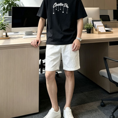 迪奥流苏手写刺绣T恤三色上新,白干净、黑低调、牛油果绿清新吸睛。 流线手写字母+垂坠小挂饰刺绣设计,别致小众不撞款,顺滑 迪奥流苏手写刺绣T恤三色上新,白干净、黑低调、牛油果绿清新吸睛。 流线手写字母+垂坠小挂饰刺绣设计,别致小众不撞款,顺滑