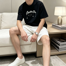 迪奥流苏手写刺绣T恤三色上新,白干净、黑低调、牛油果绿清新吸睛。 流线手写字母+垂坠小挂饰刺绣设计,别致小众不撞款,顺滑 迪奥流苏手写刺绣T恤三色上新,白干净、黑低调、牛油果绿清新吸睛。 流线手写字母+垂坠小挂饰刺绣设计,别致小众不撞款,顺滑