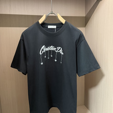 迪奥流苏手写刺绣T恤三色上新,白干净、黑低调、牛油果绿清新吸睛。 流线手写字母+垂坠小挂饰刺绣设计,别致小众不撞款,顺滑 迪奥流苏手写刺绣T恤三色上新,白干净、黑低调、牛油果绿清新吸睛。 流线手写字母+垂坠小挂饰刺绣设计,别致小众不撞款,顺滑