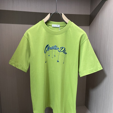 迪奥流苏手写刺绣T恤三色上新,白干净、黑低调、牛油果绿清新吸睛。 流线手写字母+垂坠小挂饰刺绣设计,别致小众不撞款,顺滑 迪奥流苏手写刺绣T恤三色上新,白干净、黑低调、牛油果绿清新吸睛。 流线手写字母+垂坠小挂饰刺绣设计,别致小众不撞款,顺滑