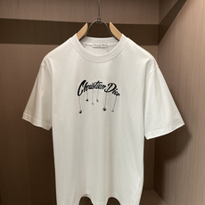 迪奥流苏手写刺绣T恤三色上新,白干净、黑低调、牛油果绿清新吸睛。 流线手写字母+垂坠小挂饰刺绣设计,别致小众不撞款,顺滑 迪奥流苏手写刺绣T恤三色上新,白干净、黑低调、牛油果绿清新吸睛。 流线手写字母+垂坠小挂饰刺绣设计,别致小众不撞款,顺滑