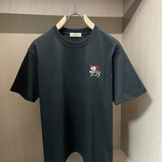Bur 经典战马刺绣小标T恤,黑白双色刚需款。 精致彩色骑士战马刺绣,低调英伦轻奢质感,重磅纯棉软糯有型,版型宽松不挑身 Bur 经典战马刺绣小标T恤,黑白双色刚需款。 精致彩色骑士战马刺绣,低调英伦轻奢质感,重磅纯棉软糯有型,版型宽松不挑身