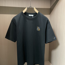 罗意威经典Anagram彩色刺绣T恤,黑白双色百搭不出错。 胸口精致多色刺绣徽章,低调又有设计巧思,面料软糯透气,简约基 罗意威经典Anagram彩色刺绣T恤,黑白双色百搭不出错。 胸口精致多色刺绣徽章,低调又有设计巧思,面料软糯透气,简约基