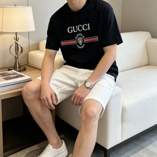 Gucc经典织带条纹+复古徽章印花,黑白双色闭眼入。 辨识度拉满却不浮夸,版型宽松利落,纯棉面料柔软透气,日常出街、约会 Gucc经典织带条纹+复古徽章印花,黑白双色闭眼入。 辨识度拉满却不浮夸,版型宽松利落,纯棉面料柔软透气,日常出街、约会