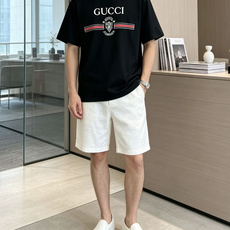 Gucc经典织带条纹+复古徽章印花,黑白双色闭眼入。 辨识度拉满却不浮夸,版型宽松利落,纯棉面料柔软透气,日常出街、约会 Gucc经典织带条纹+复古徽章印花,黑白双色闭眼入。 辨识度拉满却不浮夸,版型宽松利落,纯棉面料柔软透气,日常出街、约会