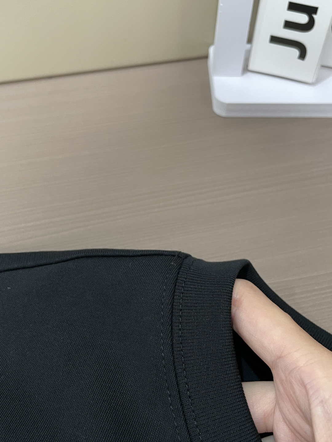 Gucc经典织带条纹+复古徽章印花,黑白双色闭眼入。 辨识度拉满却不浮夸,版型宽松利落,纯棉面料柔软透气,日常出街、约会 Gucc经典织带条纹+复古徽章印花,黑白双色闭眼入。 辨识度拉满却不浮夸,版型宽松利落,纯棉面料柔软透气,日常出街、约会