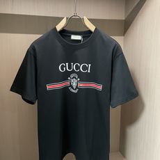 Gucc经典织带条纹+复古徽章印花,黑白双色闭眼入。 辨识度拉满却不浮夸,版型宽松利落,纯棉面料柔软透气,日常出街、约会 Gucc经典织带条纹+复古徽章印花,黑白双色闭眼入。 辨识度拉满却不浮夸,版型宽松利落,纯棉面料柔软透气,日常出街、约会