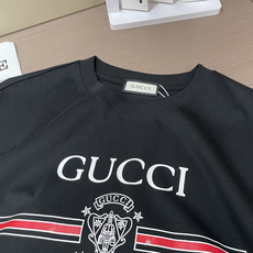 Gucc经典织带条纹+复古徽章印花,黑白双色闭眼入。 辨识度拉满却不浮夸,版型宽松利落,纯棉面料柔软透气,日常出街、约会 Gucc经典织带条纹+复古徽章印花,黑白双色闭眼入。 辨识度拉满却不浮夸,版型宽松利落,纯棉面料柔软透气,日常出街、约会