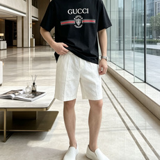 Gucc经典织带条纹+复古徽章印花,黑白双色闭眼入。 辨识度拉满却不浮夸,版型宽松利落,纯棉面料柔软透气,日常出街、约会 Gucc经典织带条纹+复古徽章印花,黑白双色闭眼入。 辨识度拉满却不浮夸,版型宽松利落,纯棉面料柔软透气,日常出街、约会