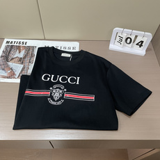 Gucc经典织带条纹+复古徽章印花,黑白双色闭眼入。 辨识度拉满却不浮夸,版型宽松利落,纯棉面料柔软透气,日常出街、约会 Gucc经典织带条纹+复古徽章印花,黑白双色闭眼入。 辨识度拉满却不浮夸,版型宽松利落,纯棉面料柔软透气,日常出街、约会
