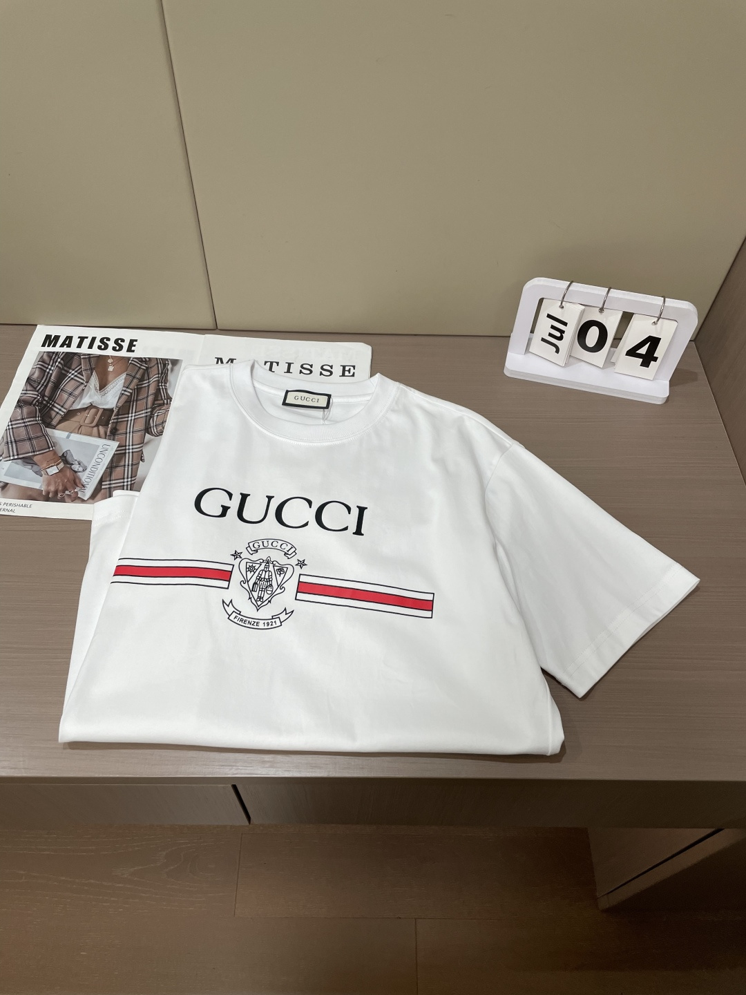 Gucc经典织带条纹+复古徽章印花，黑白双色闭眼入。 辨识度拉满却不浮夸，版型宽松利落，纯棉面料柔软透气，日常出街、约会