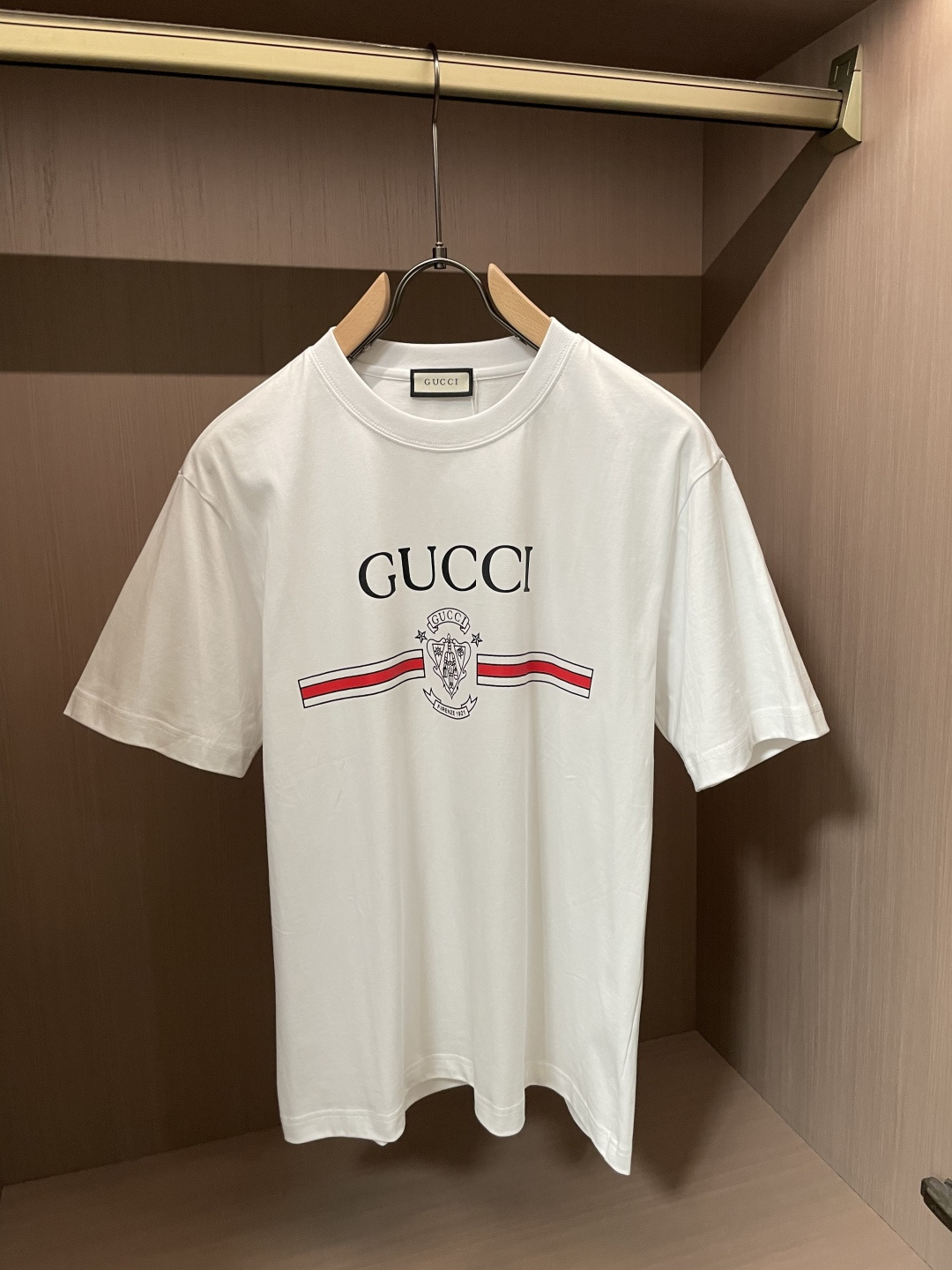 Gucc经典织带条纹+复古徽章印花，黑白双色闭眼入。 辨识度拉满却不浮夸，版型宽松利落，纯棉面料柔软透气，日常出街、约会