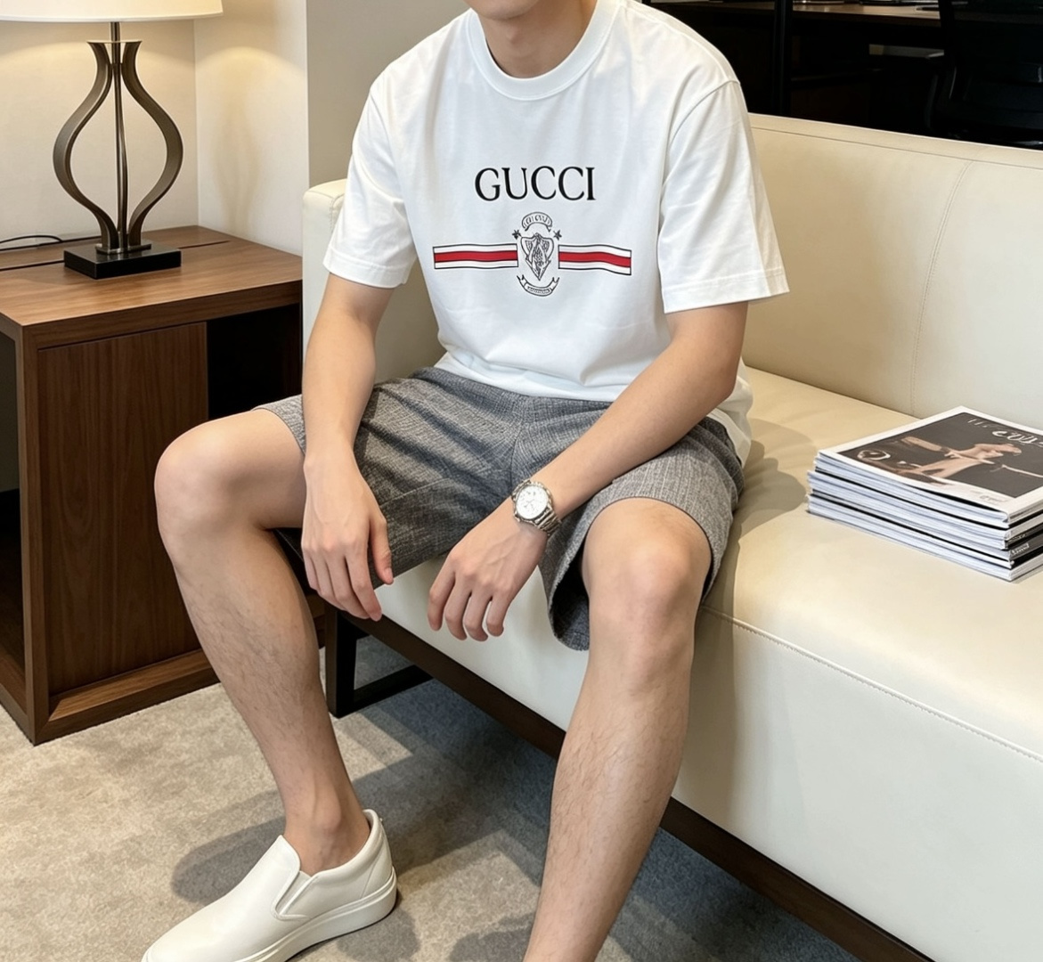 Gucc经典织带条纹+复古徽章印花，黑白双色闭眼入。 辨识度拉满却不浮夸，版型宽松利落，纯棉面料柔软透气，日常出街、约会