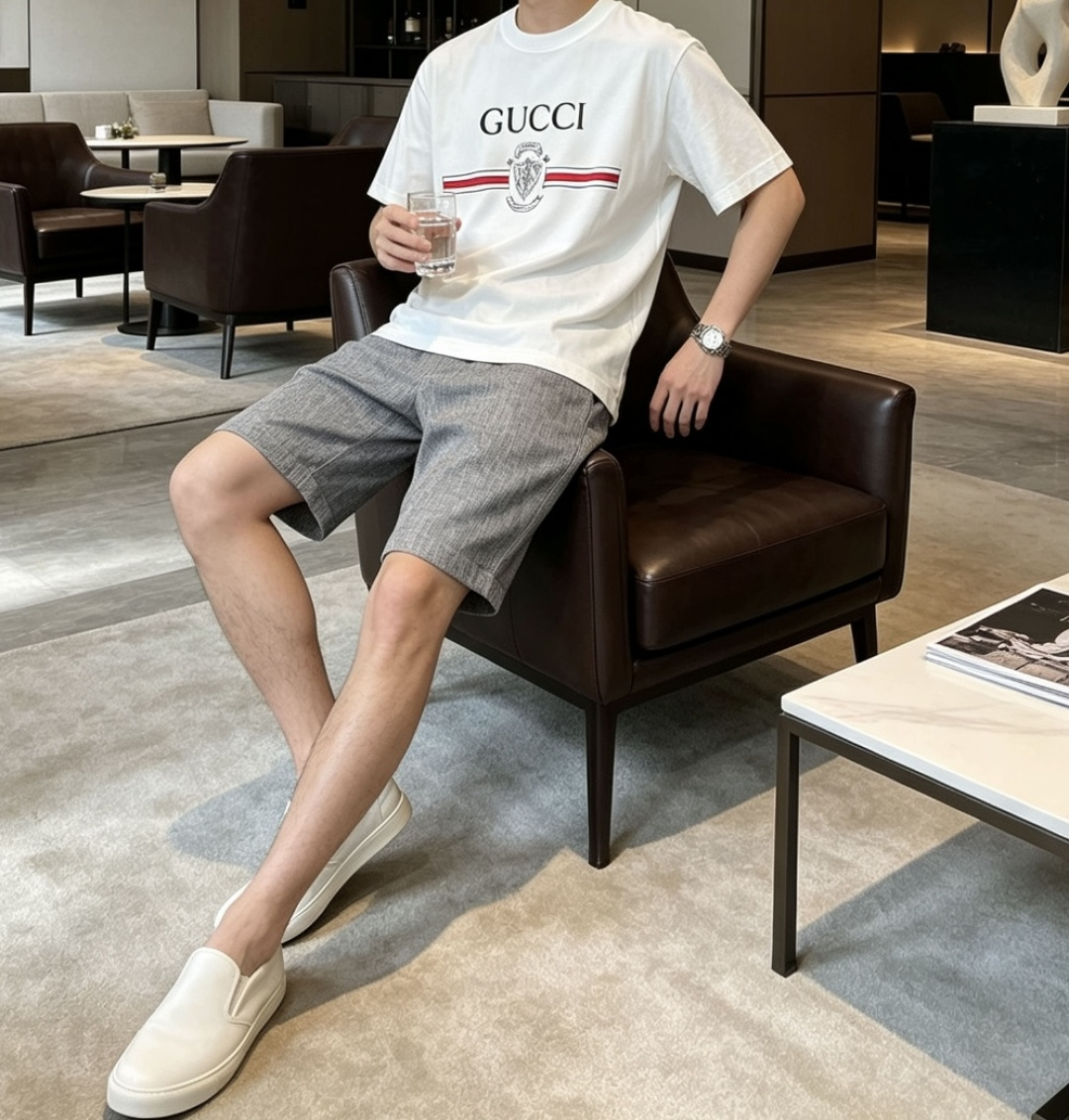 Gucc经典织带条纹+复古徽章印花，黑白双色闭眼入。 辨识度拉满却不浮夸，版型宽松利落，纯棉面料柔软透气，日常出街、约会