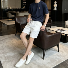 Loro piana 低调显贵的男士基础短袖,藏青沉稳、纯白干净。 领口与袖口细棕撞色包边,胸口精致小刺绣徽章,不张扬却 Loro piana 低调显贵的男士基础短袖,藏青沉稳、纯白干净。 领口与袖口细棕撞色包边,胸口精致小刺绣徽章,不张扬却