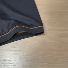 Loro piana 低调显贵的男士基础短袖,藏青沉稳、纯白干净。 领口与袖口细棕撞色包边,胸口精致小刺绣徽章,不张扬却 Loro piana 低调显贵的男士基础短袖,藏青沉稳、纯白干净。 领口与袖口细棕撞色包边,胸口精致小刺绣徽章,不张扬却