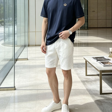 Loro piana 低调显贵的男士基础短袖,藏青沉稳、纯白干净。 领口与袖口细棕撞色包边,胸口精致小刺绣徽章,不张扬却 Loro piana 低调显贵的男士基础短袖,藏青沉稳、纯白干净。 领口与袖口细棕撞色包边,胸口精致小刺绣徽章,不张扬却