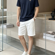 Loro piana 低调显贵的男士基础短袖,藏青沉稳、纯白干净。 领口与袖口细棕撞色包边,胸口精致小刺绣徽章,不张扬却 Loro piana 低调显贵的男士基础短袖,藏青沉稳、纯白干净。 领口与袖口细棕撞色包边,胸口精致小刺绣徽章,不张扬却