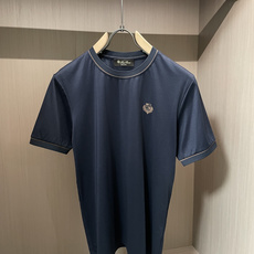 Loro piana 低调显贵的男士基础短袖,藏青沉稳、纯白干净。 领口与袖口细棕撞色包边,胸口精致小刺绣徽章,不张扬却 Loro piana 低调显贵的男士基础短袖,藏青沉稳、纯白干净。 领口与袖口细棕撞色包边,胸口精致小刺绣徽章,不张扬却