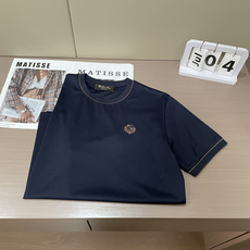 Loro piana 低调显贵的男士基础短袖,藏青沉稳、纯白干净。 领口与袖口细棕撞色包边,胸口精致小刺绣徽章,不张扬却 Loro piana 低调显贵的男士基础短袖,藏青沉稳、纯白干净。 领口与袖口细棕撞色包边,胸口精致小刺绣徽章,不张扬却
