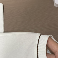 Loro piana 低调显贵的男士基础短袖,藏青沉稳、纯白干净。 领口与袖口细棕撞色包边,胸口精致小刺绣徽章,不张扬却 Loro piana 低调显贵的男士基础短袖,藏青沉稳、纯白干净。 领口与袖口细棕撞色包边,胸口精致小刺绣徽章,不张扬却