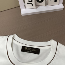 Loro piana 低调显贵的男士基础短袖,藏青沉稳、纯白干净。 领口与袖口细棕撞色包边,胸口精致小刺绣徽章,不张扬却 Loro piana 低调显贵的男士基础短袖,藏青沉稳、纯白干净。 领口与袖口细棕撞色包边,胸口精致小刺绣徽章,不张扬却