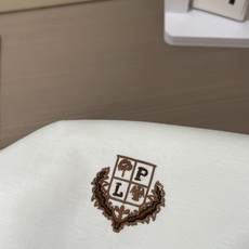 Loro piana 低调显贵的男士基础短袖,藏青沉稳、纯白干净。 领口与袖口细棕撞色包边,胸口精致小刺绣徽章,不张扬却 Loro piana 低调显贵的男士基础短袖,藏青沉稳、纯白干净。 领口与袖口细棕撞色包边,胸口精致小刺绣徽章,不张扬却