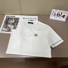 Loro piana 低调显贵的男士基础短袖,藏青沉稳、纯白干净。 领口与袖口细棕撞色包边,胸口精致小刺绣徽章,不张扬却 Loro piana 低调显贵的男士基础短袖,藏青沉稳、纯白干净。 领口与袖口细棕撞色包边,胸口精致小刺绣徽章,不张扬却