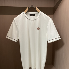 Loro piana 低调显贵的男士基础短袖,藏青沉稳、纯白干净。 领口与袖口细棕撞色包边,胸口精致小刺绣徽章,不张扬却 Loro piana 低调显贵的男士基础短袖,藏青沉稳、纯白干净。 领口与袖口细棕撞色包边,胸口精致小刺绣徽章,不张扬却