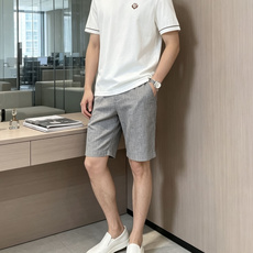 Loro piana 低调显贵的男士基础短袖,藏青沉稳、纯白干净。 领口与袖口细棕撞色包边,胸口精致小刺绣徽章,不张扬却 Loro piana 低调显贵的男士基础短袖,藏青沉稳、纯白干净。 领口与袖口细棕撞色包边,胸口精致小刺绣徽章,不张扬却