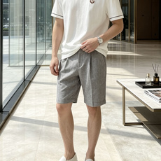 Loro piana 低调显贵的男士基础短袖,藏青沉稳、纯白干净。 领口与袖口细棕撞色包边,胸口精致小刺绣徽章,不张扬却 Loro piana 低调显贵的男士基础短袖,藏青沉稳、纯白干净。 领口与袖口细棕撞色包边,胸口精致小刺绣徽章,不张扬却