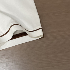 Loro piana 低调显贵的男士基础短袖,藏青沉稳、纯白干净。 领口与袖口细棕撞色包边,胸口精致小刺绣徽章,不张扬却 Loro piana 低调显贵的男士基础短袖,藏青沉稳、纯白干净。 领口与袖口细棕撞色包边,胸口精致小刺绣徽章,不张扬却