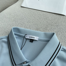 Loewe 2026春夏 官网同步 熟男 轻熟男 最爱款式 经典大气百搭商务休闲Polo领T恤 采用进口双丝光珠地棉面料 Loewe 2026春夏 官网同步 熟男 轻熟男 最爱款式 经典大气百搭商务休闲Polo领T恤 采用进口双丝光珠地棉面料