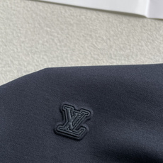 Lv 2026春夏 官网同步 熟男 轻熟男 最爱款式 经典大气百搭商务休闲Polo领T恤 采用进口双丝光珠地棉面料 舒适 Lv 2026春夏 官网同步 熟男 轻熟男 最爱款式 经典大气百搭商务休闲Polo领T恤 采用进口双丝光珠地棉面料 舒适