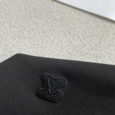 Lv 2026春夏 官网同步 熟男 轻熟男 最爱款式 经典大气百搭商务休闲Polo领T恤 采用进口双丝光珠地棉面料 舒适 Lv 2026春夏 官网同步 熟男 轻熟男 最爱款式 经典大气百搭商务休闲Polo领T恤 采用进口双丝光珠地棉面料 舒适
