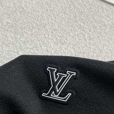 Lv 2026春夏 官网同步 熟男 轻熟男 最爱款式 经典大气百搭商务休闲Polo领T恤 采用进口双丝光珠地棉面料 舒适 Lv 2026春夏 官网同步 熟男 轻熟男 最爱款式 经典大气百搭商务休闲Polo领T恤 采用进口双丝光珠地棉面料 舒适