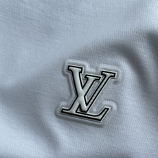 Lv 2026春夏 官网同步 熟男 轻熟男 最爱款式 经典大气百搭商务休闲Polo领T恤 采用进口双丝光珠地棉面料 舒适 Lv 2026春夏 官网同步 熟男 轻熟男 最爱款式 经典大气百搭商务休闲Polo领T恤 采用进口双丝光珠地棉面料 舒适